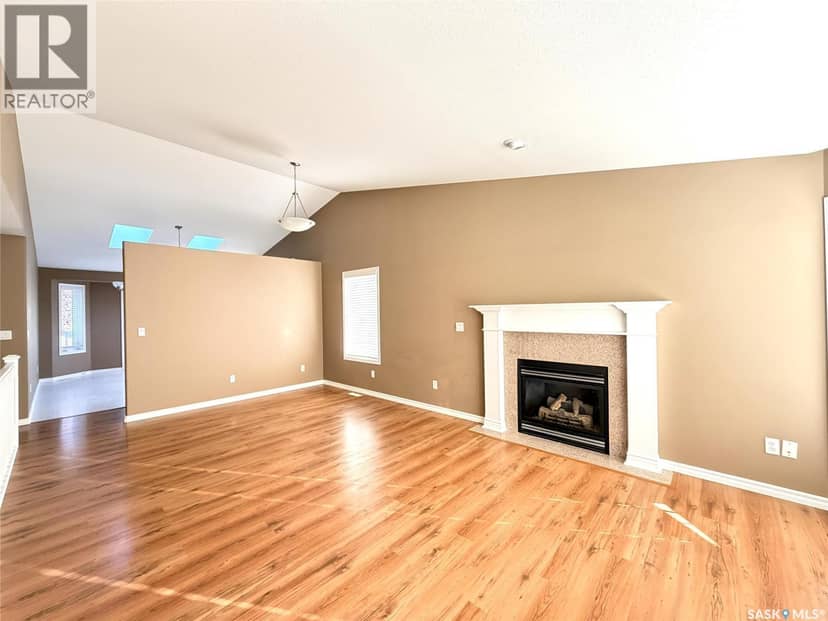 562 Blackburn CRESCENT — photo 3 of 31