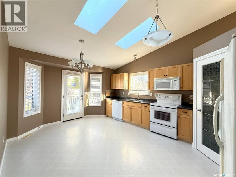 562 Blackburn CRESCENT — photo 8 of 31