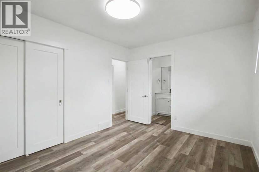 2202 35 Street SE — photo 13 of 40