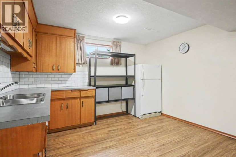 2202 35 Street SE — photo 21 of 40