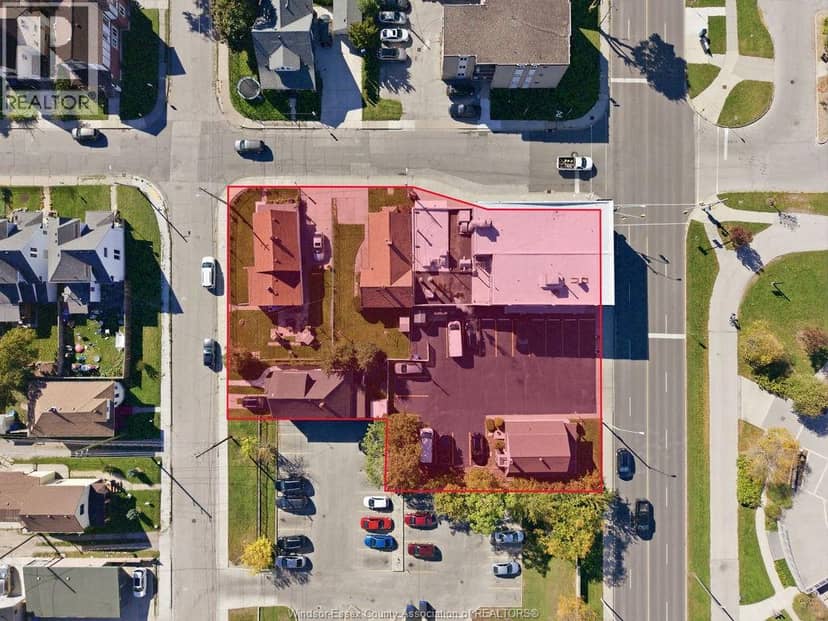 939 Riverside Dr E, Windsor