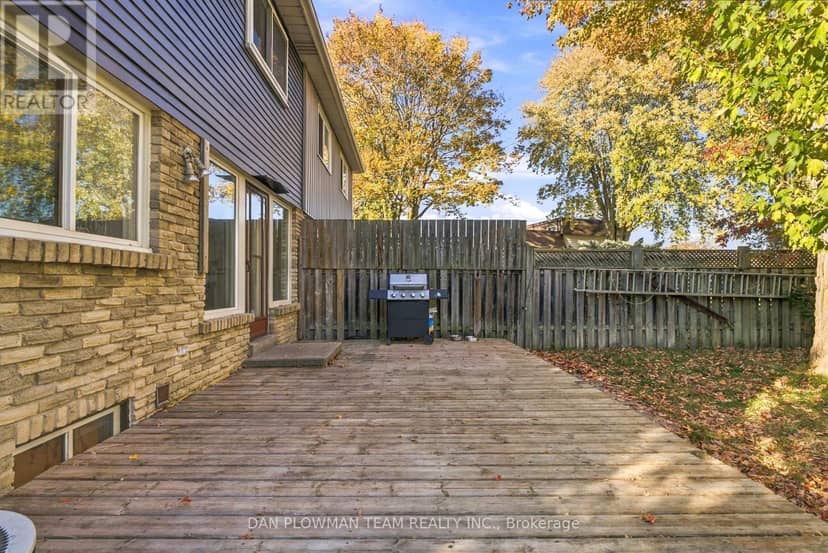 1385 Fenelon Crescent — photo 24 of 30