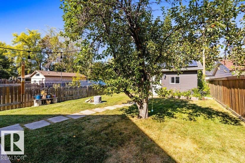 10706 75 AV NW — photo 39 of 40