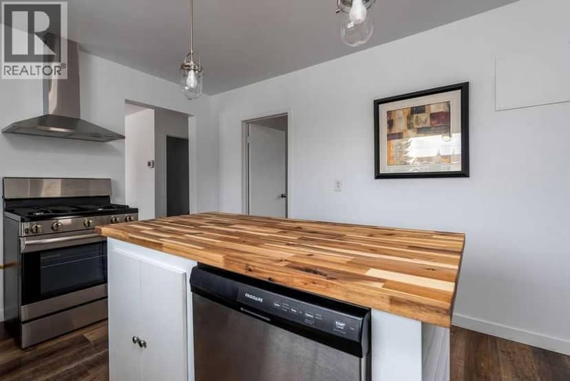 4504 49 Street — photo 10 of 40