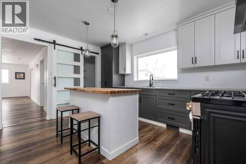 4504 49 Street — photo 9 of 40