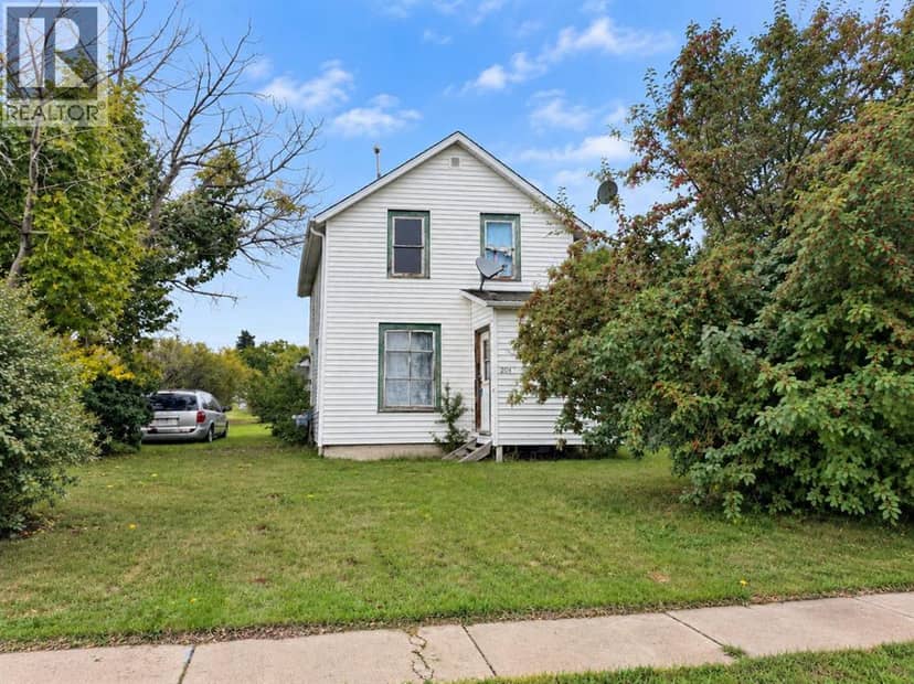 204 Christian Avenue W, Standard, photo 2