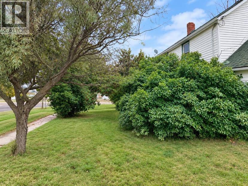 204 Christian Avenue W, Standard, photo 3