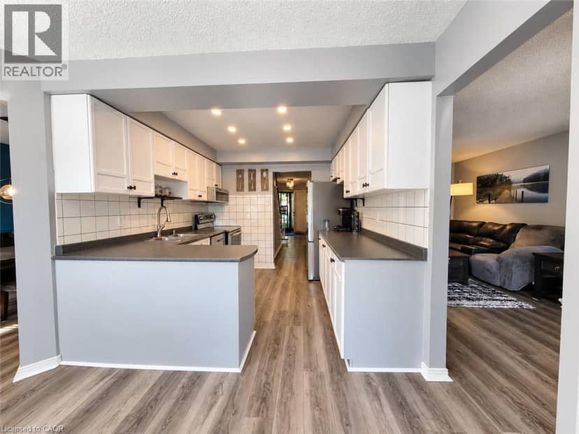 35 GERALD Crescent — photo 11 of 40