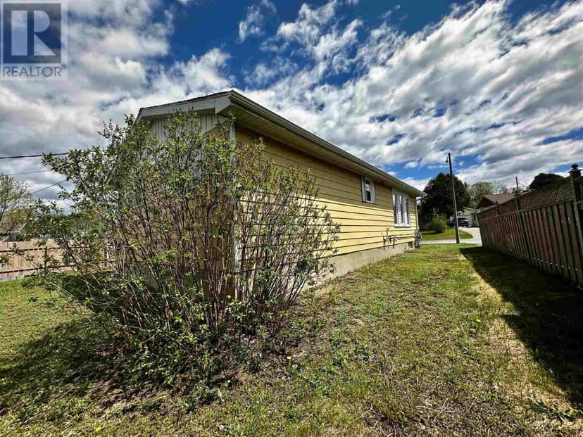 12 Lauzon Cres, Elliot Lake, photo 4