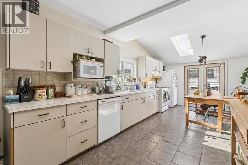 407 11 Street NE — photo 9 of 31