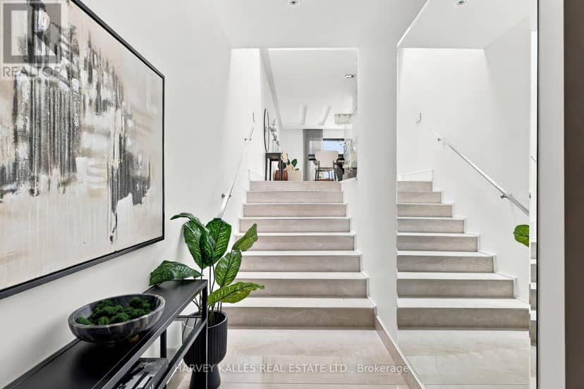 554 St Clements Avenue, Toronto, photo 2