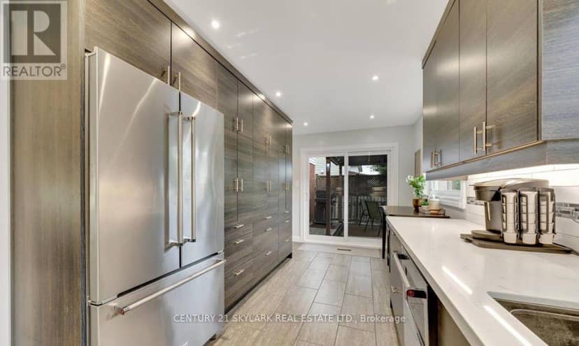 107 Clayton Crescent — photo 2 of 4