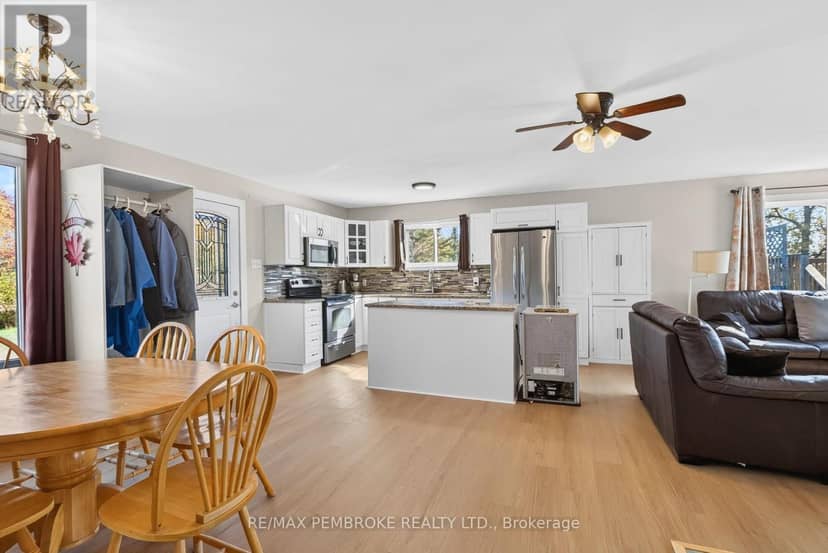 562 Bayview Drive, Whitewater Region, photo 8