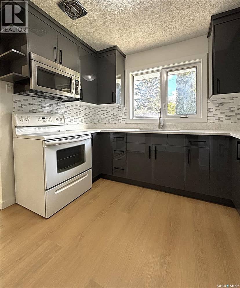 310 Vancouver AVENUE S — photo 9 of 30
