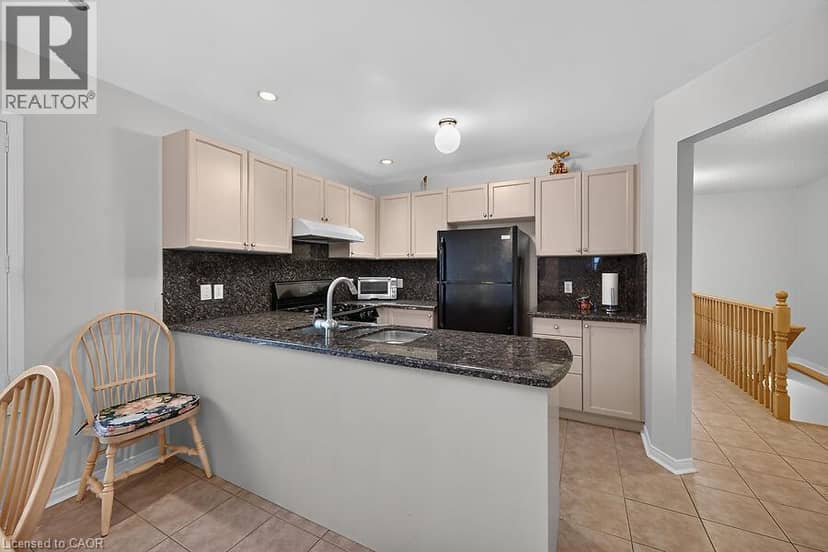 166 TOBY Crescent — photo 8 of 31