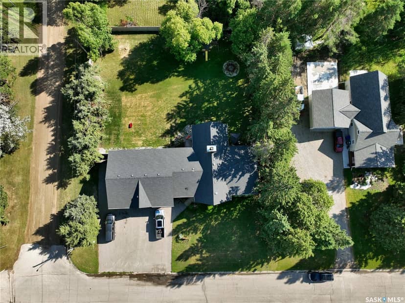 613 Gonczy AVENUE — photo 3 of 40