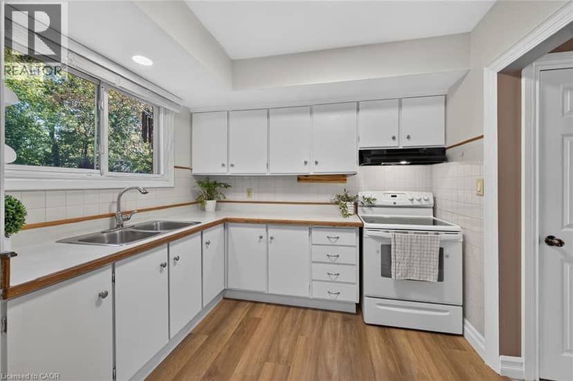 995 UPPER WELLINGTON Street — photo 14 of 40