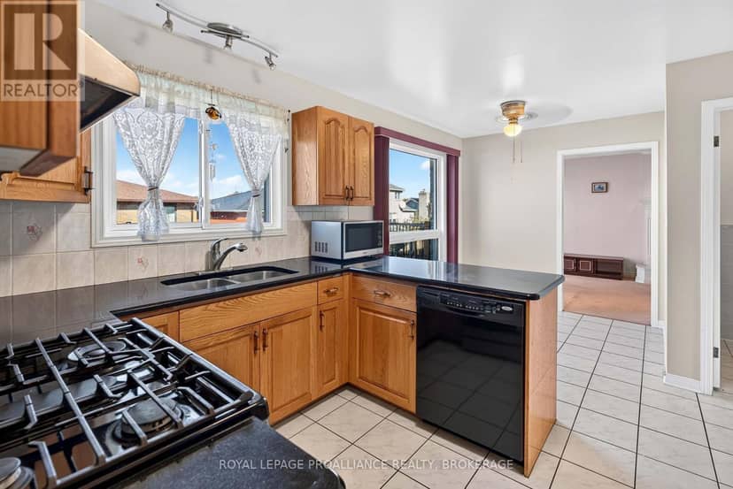 323 Sunrise Crescent — photo 12 of 40
