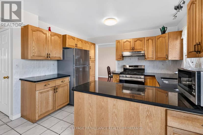 323 Sunrise Crescent — photo 11 of 40