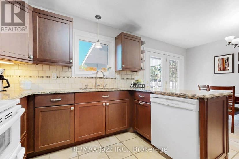10 Trinity Crescent — photo 15 of 40