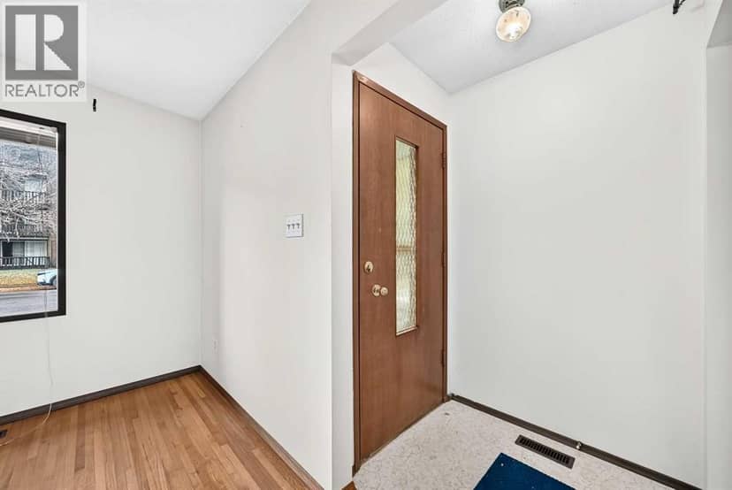 823 67 Avenue SW, Calgary, photo 2