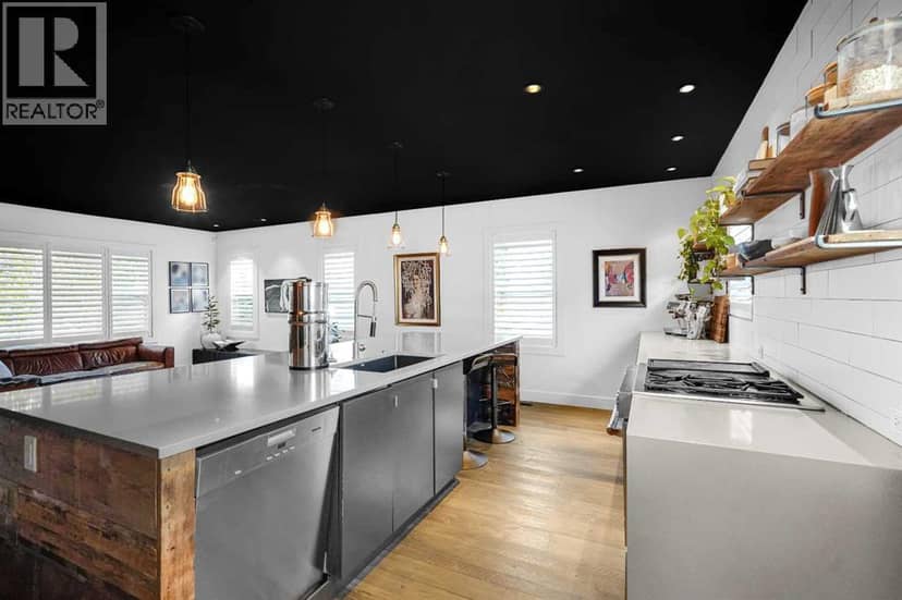 817 4 Street NE — photo 11 of 40