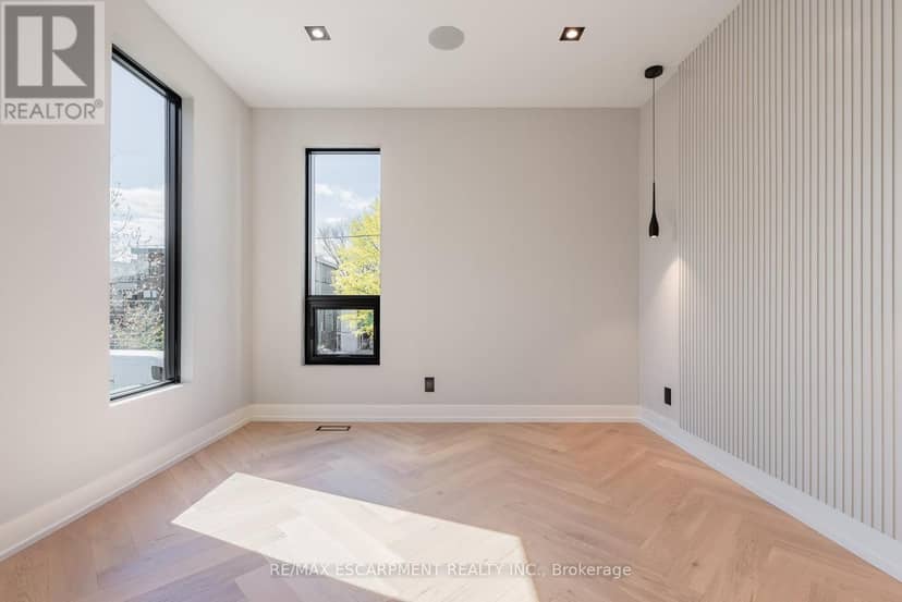 696 Montbeck Crescent — photo 25 of 40