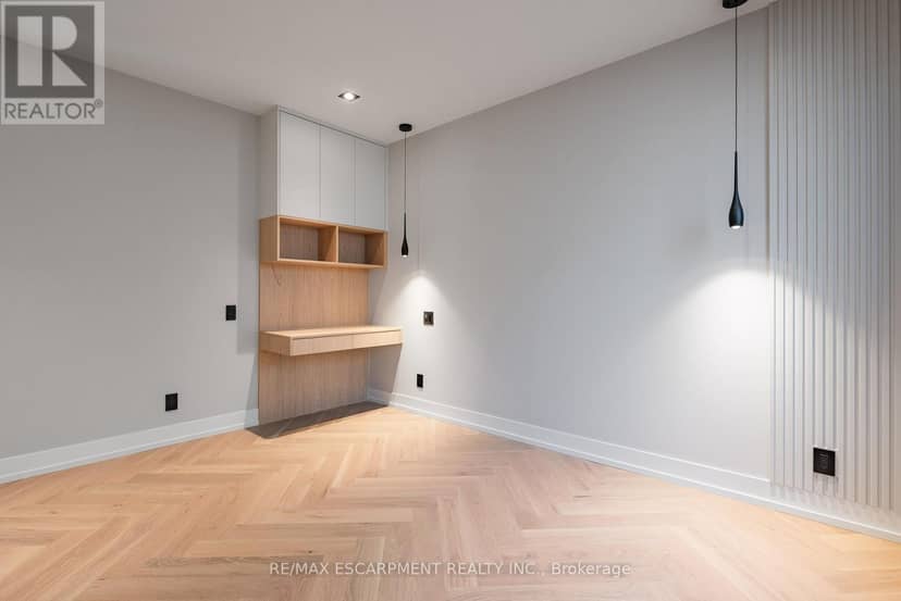 696 Montbeck Crescent — photo 29 of 40