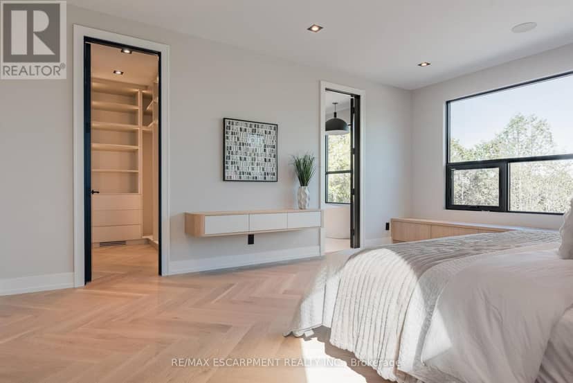 696 Montbeck Crescent — photo 34 of 40