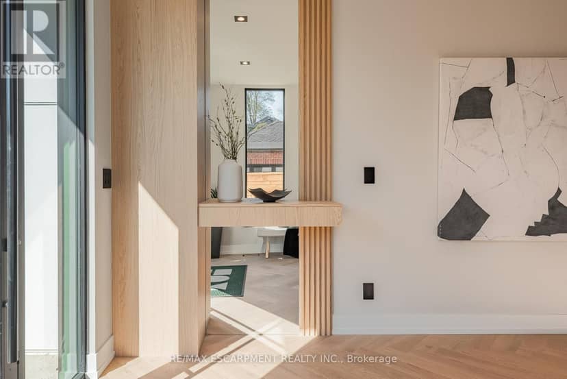 696 Montbeck Crescent — photo 5 of 40