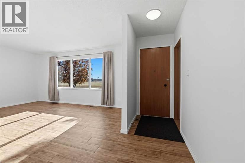 5404 46 Avenue, Lacombe, photo 2