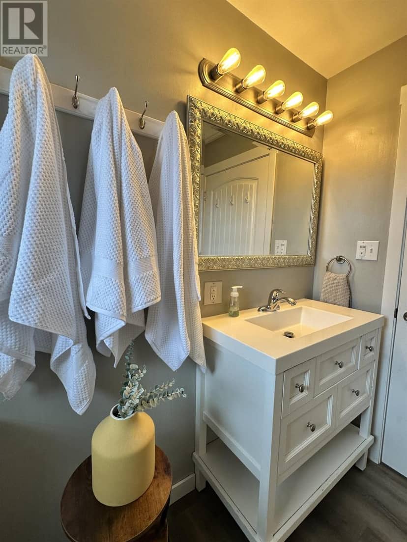 150 Parkwood Crescent — photo 9 of 33