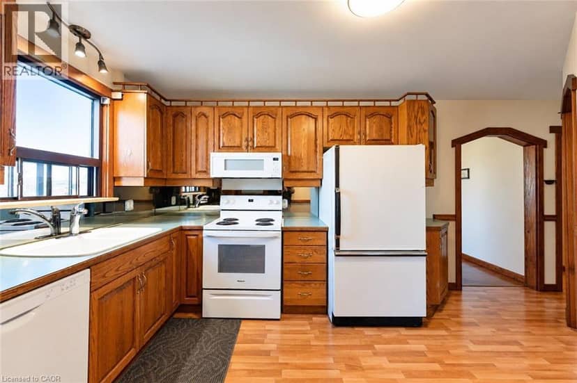 28 SHADYSIDE Avenue — photo 10 of 40