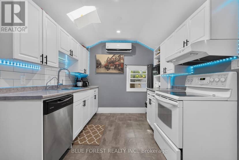 225 Simcoe Street — photo 13 of 28