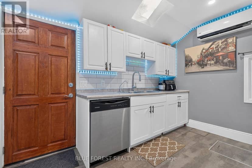 225 Simcoe Street — photo 14 of 28