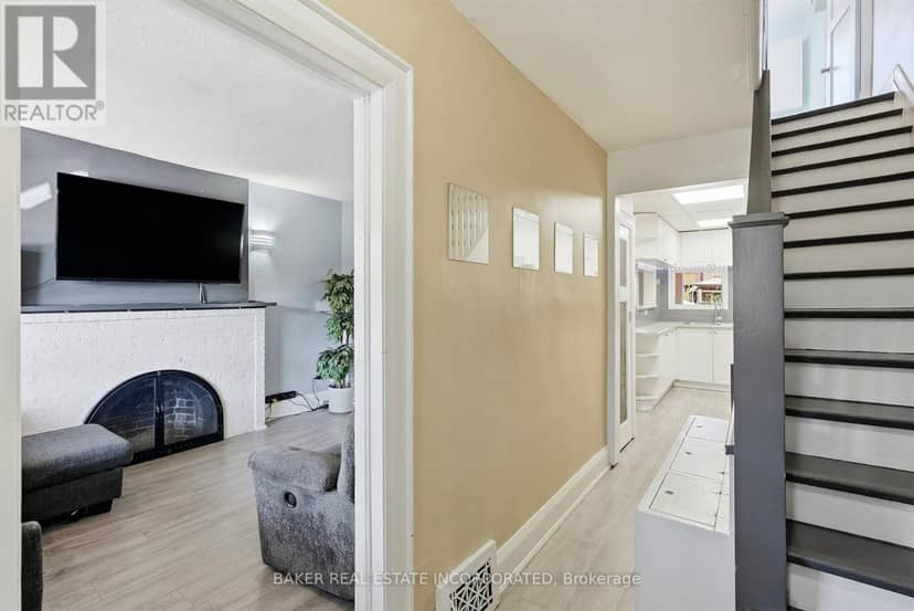 1867 Dufferin Street — photo 14 of 40