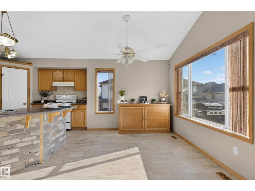 4615 151 AV NW — photo 14 of 40