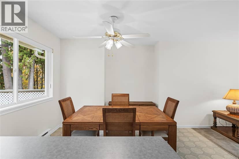 1024 Centre Cres — photo 11 of 40