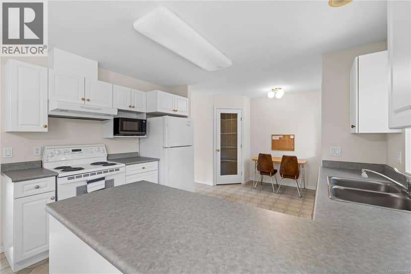 1024 Centre Cres — photo 10 of 40
