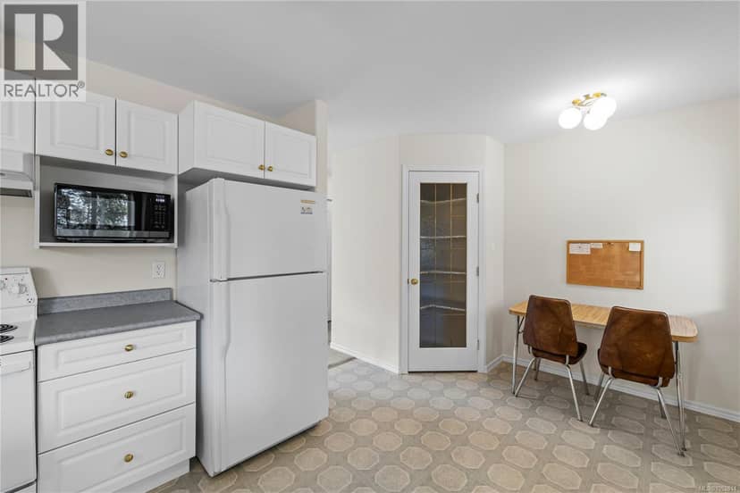 1024 Centre Cres — photo 12 of 40