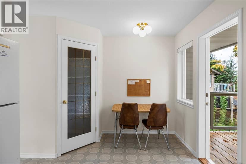 1024 Centre Cres — photo 14 of 40