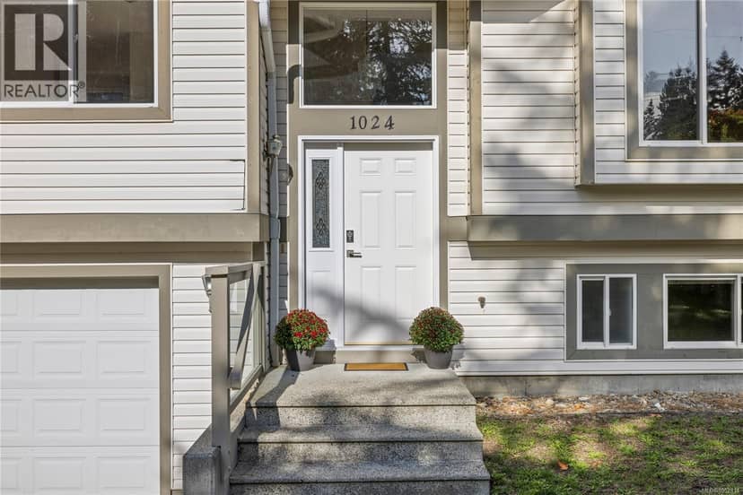 1024 Centre Cres, Qualicum Beach, photo 2