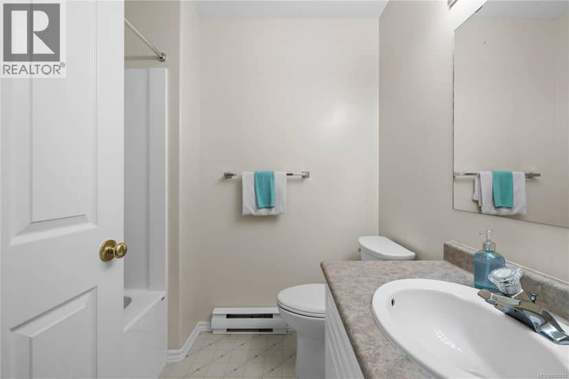1024 Centre Cres — photo 15 of 40