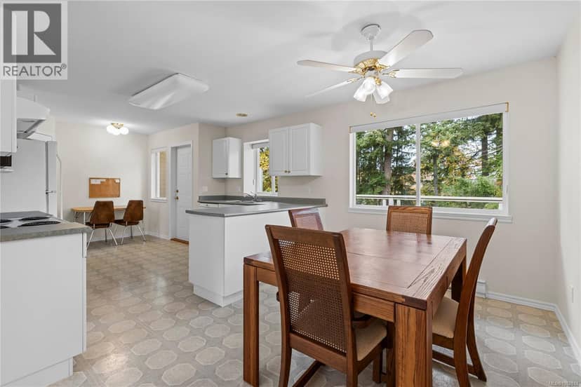 1024 Centre Cres, Qualicum Beach, photo 5
