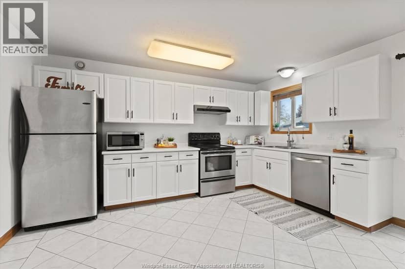 120 Hampton Crescent — photo 12 of 33
