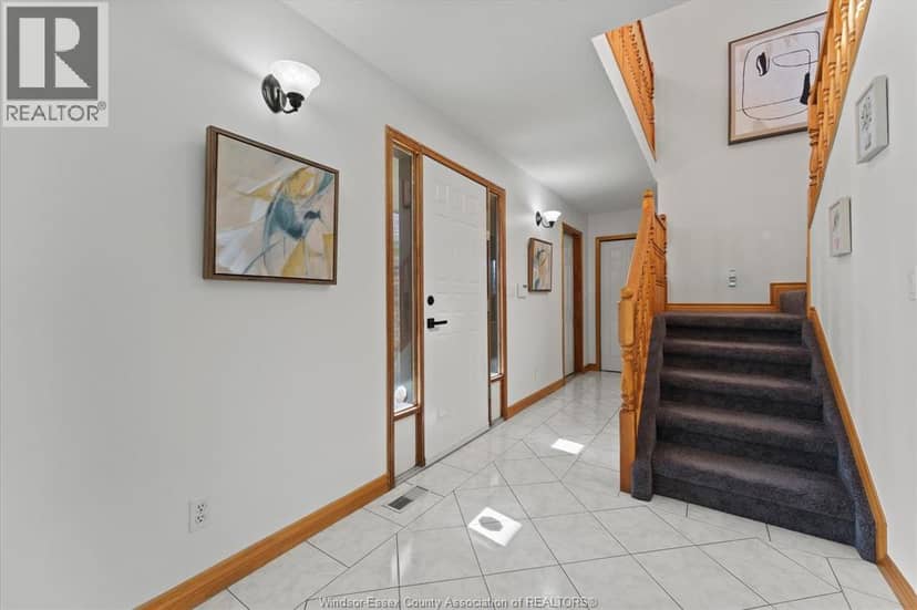 120 Hampton Crescent — photo 3 of 33
