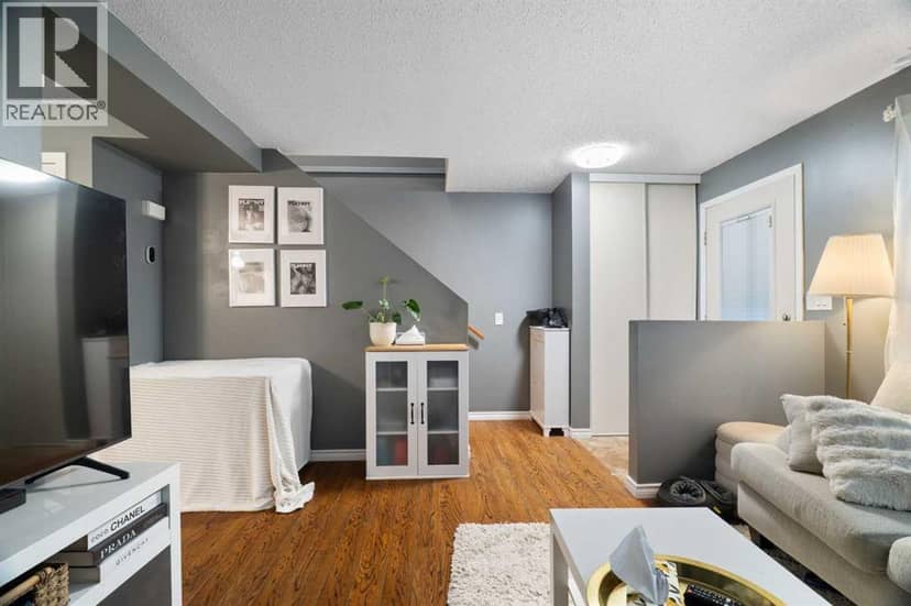 321 Queenston Heights SE — photo 10 of 39