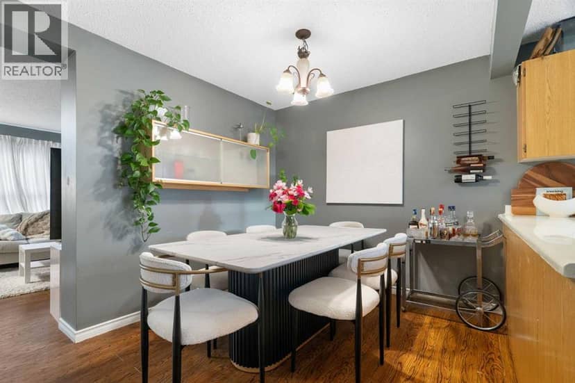 321 Queenston Heights SE — photo 12 of 39