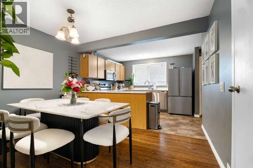 321 Queenston Heights SE — photo 14 of 39