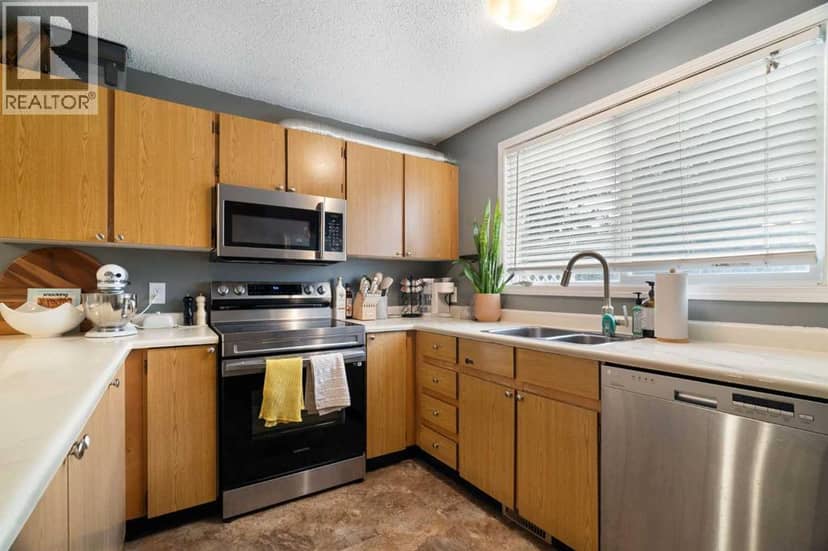 321 Queenston Heights SE — photo 17 of 39